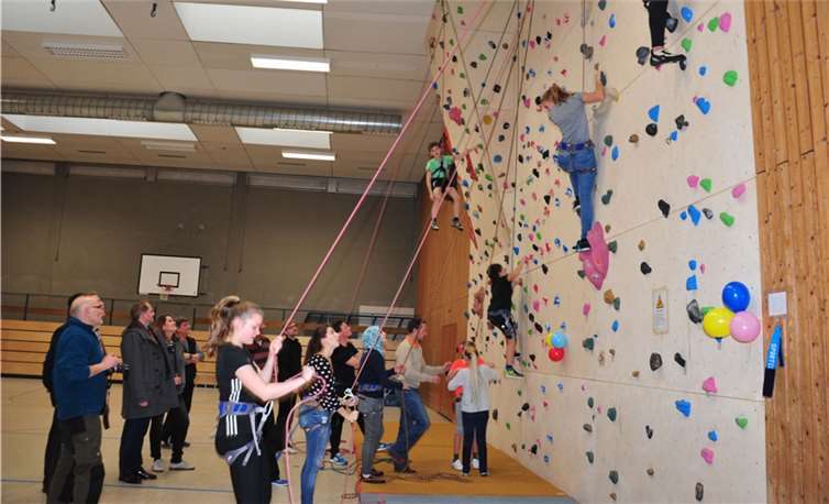 Bei der Einweihung der Kletterwand wurde nicht lange gewartet; sie wurde von den Schülerinnen und Schülern, unter Beobachtung von Sponsoren und Teilen des Lehrerkollegiums, sogleich in Beschlag genommen. RÜ