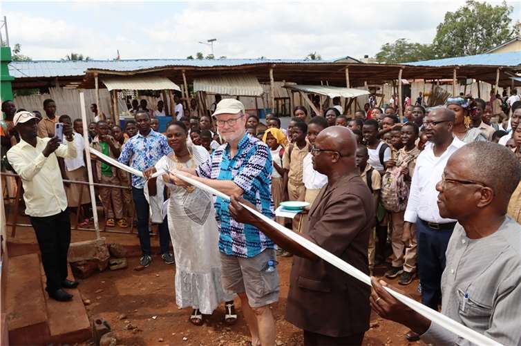 Bei der Einweihung der Toilettenanlage Madjikpeto. Quellen: Togo-Hilfe e.V.