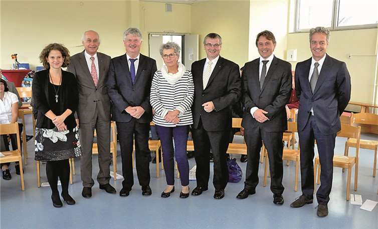 Bei der Einweihung der neuen Räumlichkeiten herrschte gute Stimmung. (v.l.n.r.: Gaby Pauly, Abteilungsleiterin Sport der Kreisverwaltung Mayen-Koblenz, Erster Kreisbeigeordneter Bernhard Mauel, Bürgermeister Rolf Schumacher, Schulleiterin Ingrid Droste, Landrat Dr. Alexander Saftig und das Architekten-Duo Michael Summerer und Jörg Fischer).BS
