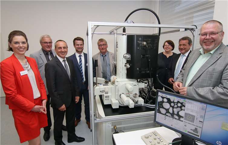 Bei der Einweihung des Rasterelektronenmikroskops: (v.l.) Anna Müller-Trimbusch (Carl-Zeiss-Stiftung), Michael Thiesen (Bürgermeister Stadt Höhr-Grenzhausen), Wissenschaftsminister Prof. Dr. Konrad Wolf, Dr. Markus Zwick (Geschäftsführer FGK), Prof. Dr. Olaf Krause (Prodekan Fachbereich bauen-kunst-werkstoffe), Heidi Mikoteit-Olsen (Kanzlerin der Hochschule Koblenz), Achim Schwickert (Landrat Westerwaldkreis) und Dr. Joe Weingarten (Leiter „Innovation und Technologie“ im Wirtschaftsministerium). Hochschule Koblenz/Olad Schepers