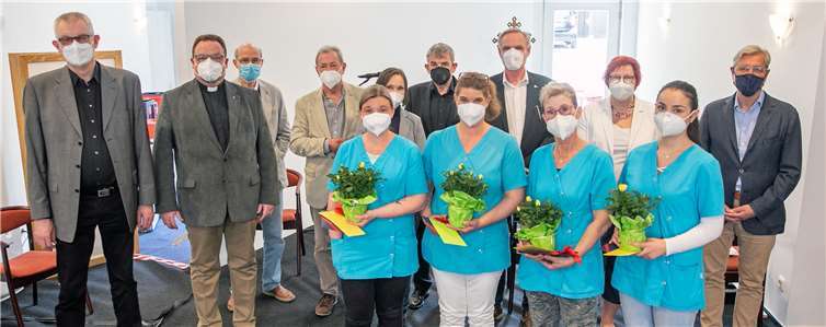 Bei der Einweihung des kooperativen Impfzentrums Rheinbach auf dem Gelände des Bestattungsunternehmers Ferdinand Pfahl wurden Claudia Kolvenbach, Luana Sieron, Yvonne Schnurpfeil und Maria Karatzidou ebenso geehrt wie die Ärztin Norgerys Teresa Figueroa Méndez, die sich in ihrer Freizeit seit Monaten im Kampf gegen das Corona-Virus bewährt haben. Dazu gratulierten unter anderem der Bundestagsabgeordnete Dr. Norbert Röttgen, Rheinbachs Bürgermeister Ludger Banken, die Swisttaler Bürgermeisterin Petra Kalkbrenner sowie Pastor Bernhard Dobelke.Fotos: JOST