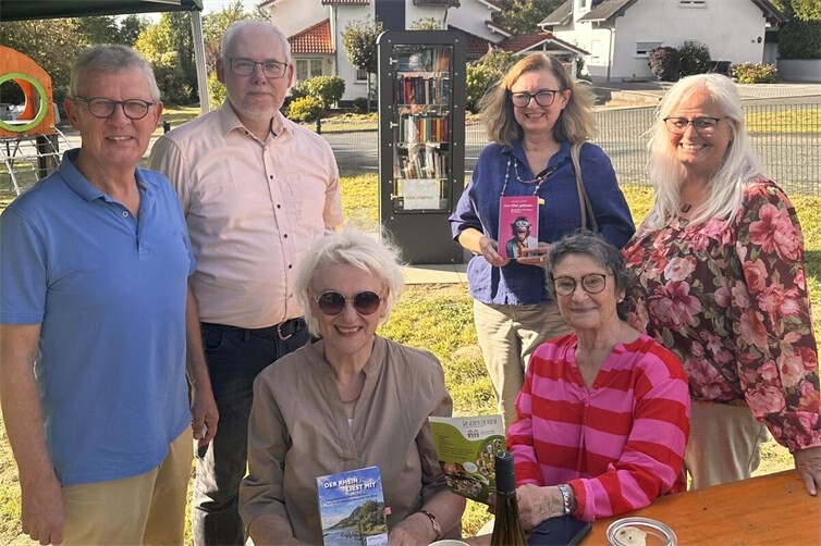 Bei der Einweihung des neuen Bücherschranks am Akazienweg (v. l. n. r.): Dieter Lehmann, Stadtrat, Stefan Baumeister, Interessenkreis Linz-Roniger Hof e. V., Eva Maria Gerstkamp, Autorin aus Unkel, Manuela Lowak, Autorin aus Linz, Liz Lehmann, LiteraturSofa Linz, sowie Ruth Zimmermann, 1. Beigeordnete der Stadt Linz am Rhein. Es fehlt: Stefanie Collu, Interessenkreis Linz-Roniger Hof e. V.