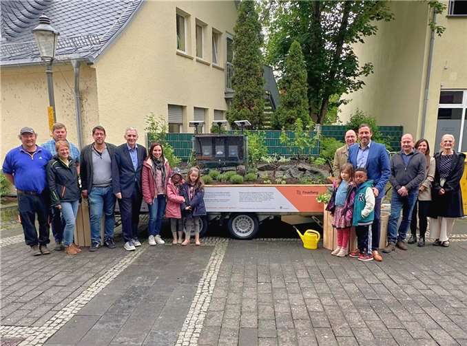 Bei der Einweihung des neuen mobilen Schulwagens waren Bernhard Missong, Bernd Schuhmacher und Christian Luxem von der Perspektive GgmbH, Lara Lindermann, der Projektleiterin der Essbaren Stadt, Bürgermeister Claus Peitz, Mitarbeiterinnen und Kinder der städtischen Kindertagesstätte Läufstraße, Oberbürgermeister Christian Greiner sowie Dr. René Roth-Ehrang, Wadim Pfaff, Nadine Mohrs, Annette Borgert-Kaiser von der Firma Finzelberg anwesend.  Foto: Stadt Andernach/ Regina Unruh
