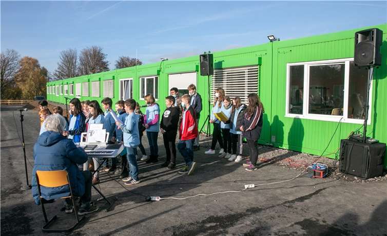 Bei der Einweihung des neuen provisorischen Containerstandorts der Ahrtalschule in Gelsdorf trug die fünfte Klasse einige schöne Lieder vor. Foto: JOST