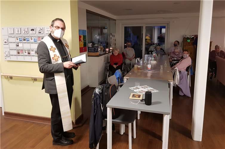 Bei der Einweihung spendete Pfarrer Peter Adamski allen Bewohnerinnen und Bewohnern den Segen und wünschte ein friedvolles und glückliches Zusammenleben.Foto: privat