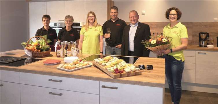 Bei der Einweihungsfeier: Ernährungsberaterin Christiane Schneider (v.li.n.re.), Hauswirtschaftsmeisterin Gertrud Schmitz, Tatjana Adams, Gregor Adams, Stadtbürgermeister Gerd Klasen und Nadja Adams. Fotos: FRE