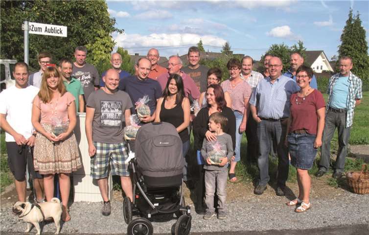 Bei der Einweihungsfeier lernten sich alte und neue Bewohner sowie der Ortsgemeinderat besser kennen.privat