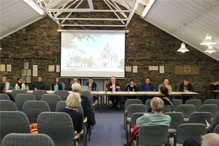 Bei der Einwohnerversammlung in Sinzig ist die Stadtverwaltung in der Überzahl.  Foto: GS