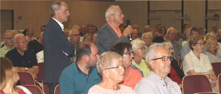 Bei der Einwohnerversammlung nutzten viele Bürger die Gelegenheit, ihre Fragen direkt an die Stadtbürgermeisterin zu stellen. Fragen und Antworten waren stets von allgemeinem Interesse. Privat