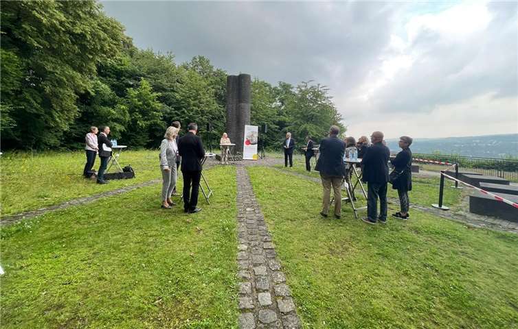 Bei der Eiweihung der neuen Stele.Quelle: Stadt Koblenz