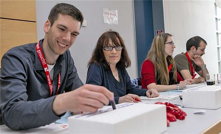 Bei der Endkontrolle wurde jedes Röhrchen mit Spenderblut noch einmal genau kontrolliert. VJ