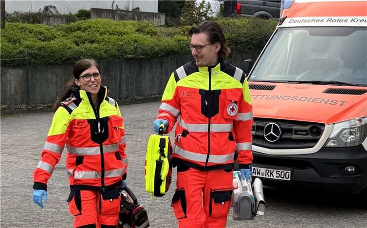 Bei der Entwicklung der neuen PSA wurde auf viele kleine Details geachtet. Die Dienstkleidung ist sehr durchdacht und das kommt beim DRK-Rettungsfachpersonal richtig gut an. Sabrina Linden (li.) und Maximilian Speer (re.) sind voll des Lobes. (Foto: Astrid Zens / DRK-Kreisverband Ahrweiler e.V.).  Foto: Astrid Zens / DRK-Kreisverband Ahrweiler e.V.)