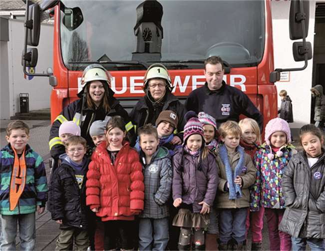 Bei der Erkundung des Feuerwehrhauses und der Fahrzeuge, durften die Kids zum Schluss auch einen Helm und eine Einsatzjacke anziehen. privat