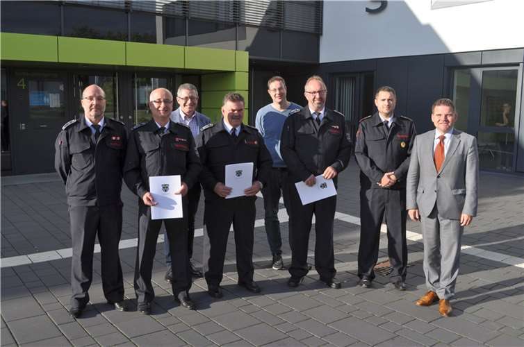 Bei der Ernennung der Wehrleitung für die nächsten drei Jahre: (v.l.n.r.) Manfred Schmitz (Löschgruppenleitung Lüftelberg), Ralf Hermanns (Stellvertretender Wehrleiter), Hans Dieter Wirtz (Erster Beigeordneter der Stadt Meckenheim), Günter Wiegershaus (Wehrleiter), Thomas Ludwig (Löschzugleiter Meckenheim), Hans-Peter Heinrichs (Stellvertretender Wehrleiter), Niklas Marks (Löschzugleiter Merl) und Bürgermeister Holger Jung. Foto: Stadt Meckenheim