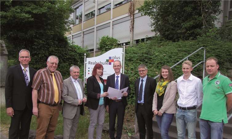 Bei der Ernennung zum Rektor: Gero-Michael Meyer (v.li.) und Wolfgang Behrens (Elternsprecher), Landrat Manfred Schnur, Regierungsschuldirektorin Anna-Maria Brüse (ADD Trier), Rektor Christian Etzkorn, Konrektor Frank Sütterlin, Laura Beth und André Bleser (Schülersprecher) und Carsten Peters (Personalratsvorsitzender). privat