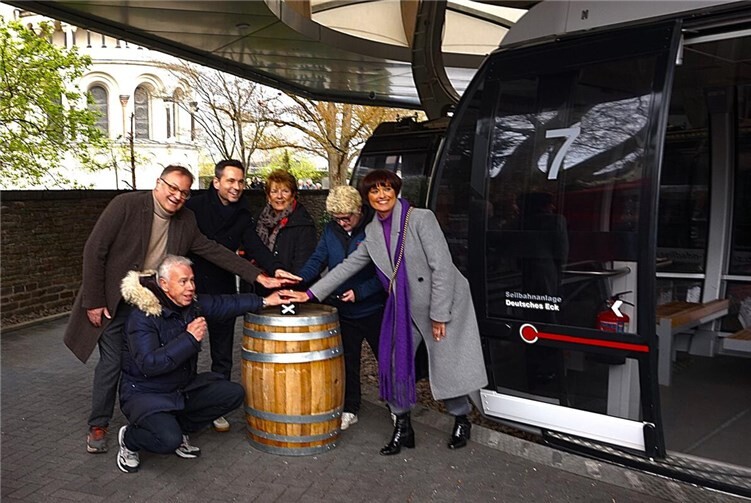 Bei der Eröffnung an der Talstation der Seilbahn Koblenz mit dem Koblenzer Oberbürgermeister David Langner (3. von links), BUGA-Freunde und der Philipp Dott Sammlerin Marita Warnke (3. von rechts).