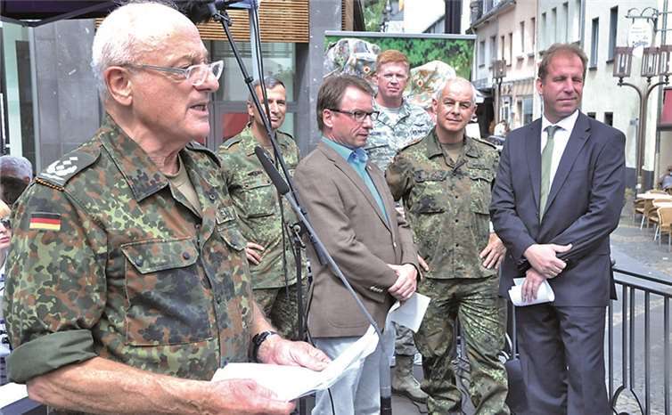 Bei der Eröffnung begrüßte Oberst d.R., Michael Sauer (v.l.) Oberst Christian Bader, OB Wolfgang Treis, Oberst Erwin J. Mattes und den Staatssekretär Ronald Stich.BS