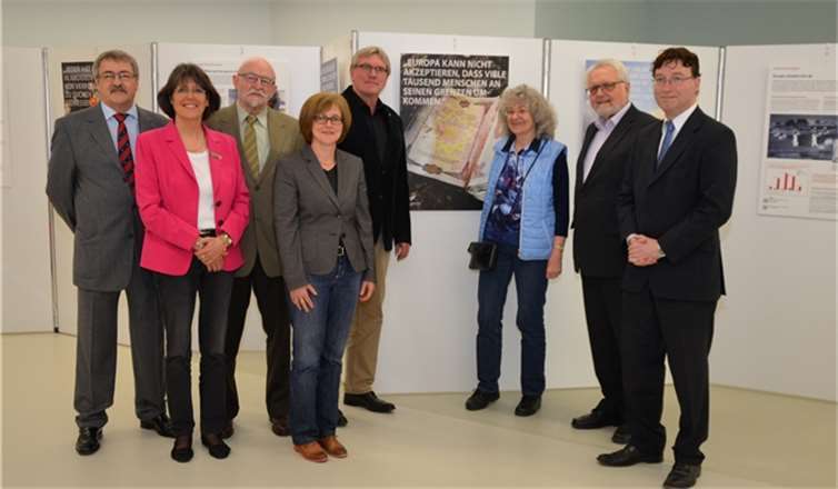 Bei der Eröffnung der Ausstellung „Asyl ist Menschenrecht“ Landrat Sebastian Schuster (5. v.li.) und Kreisdirektorin Annerose Heinze (2. v.li.).privat