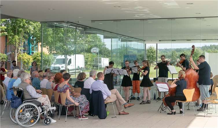 Bei der Eröffnung der Ausstellung im Glaspavillon Rheinbach spielte das Ensemble „Sinfonietta“ der Musikschule Voreifel unter der Leitung von Maria Kapuszinska auf.Foto: -JOST-