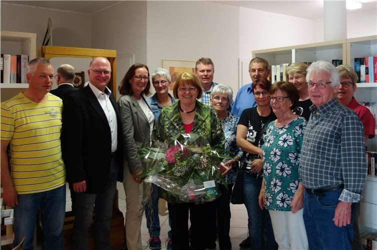 Bei der Eröffnung der Bücherstube ging ein besonderer Dank an Inge Bechter. Foto: privat