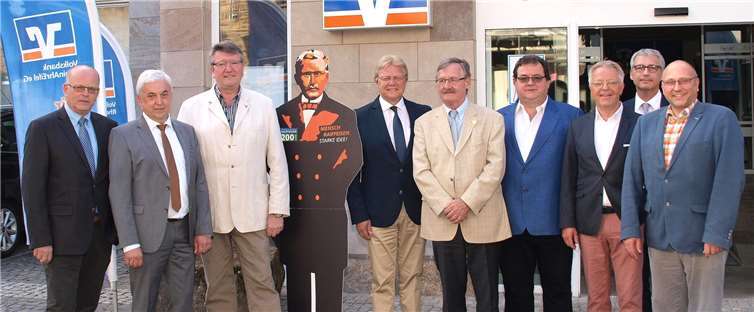 Bei der Eröffnung der Raiffeisen-Jubiläumsausstellung in der Filiale Winningen der Volksbank RheinAhrEifel waren auch Josef Zolk, stellvertretender Vorsitzender der Deutschen Friedrich-Wilhelm-Raiffeisen-Gesellschaft (Fünfter von rechts), und Eric Peiter (rechts), Ortsbürgermeister von Winningen, mit dabei.