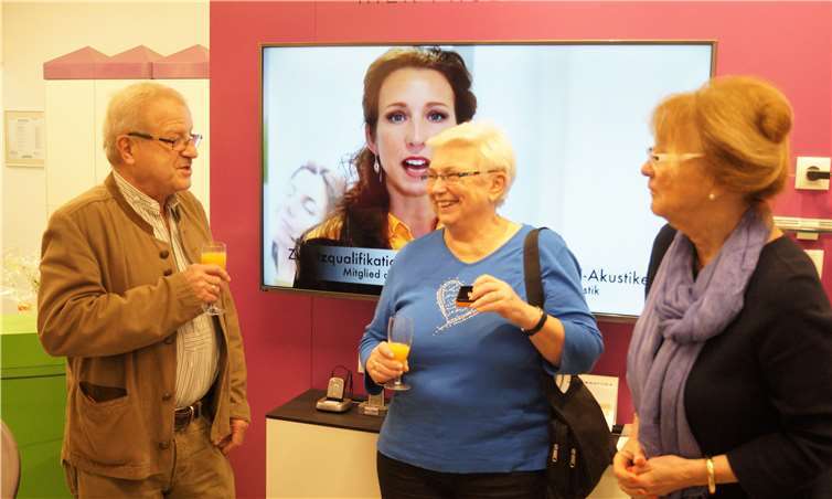 Bei der Eröffnung der neuen Geschäftsräume von Becker in Bendorf zeigte Rosel Kleudgen stolz ihrem Ehemann das „Goldene Ohr“, das ihr soeben von Seniorchefin Brigitte Hilgert-Becker überreicht worden war. Dieser nannte ihre beiden Hörsysteme „die beste Investition, die wir in den letzten zehn Jahren getroffen haben.“ privat