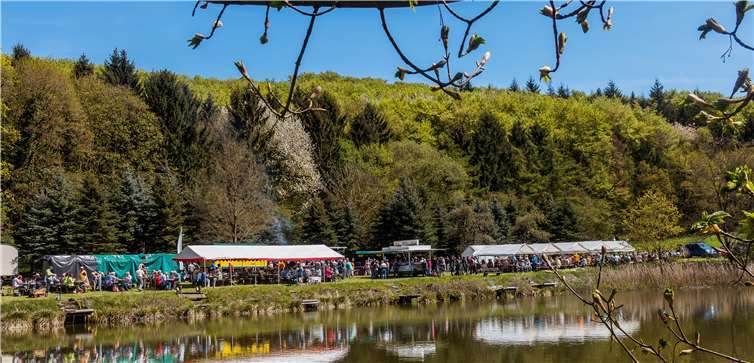 Bei der Eröffnung der neuen Saison des Angelsportvereins „Petri Heil“ Eich wurde fleißig gehämmert, geschraubt und gepinselt.Foto: privat