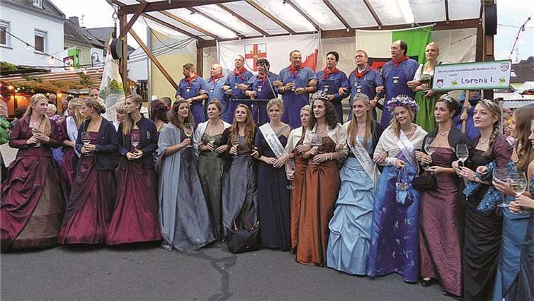 Bei der Eröffnung des 44. Weinfestes in Koblenz war natürlich auch Weinkönigin Lorena I. (r.) anwesend. privat