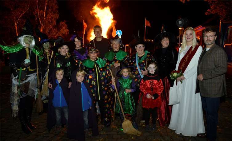 Bei der Eröffnung des Hexenmarktes waren die Möhnen beim traditionellen Hexenmarsch mit dabei. TFR