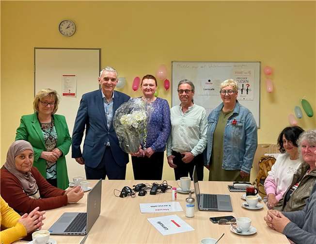 Bei der Eröffnung des Lerncafés waren neben den Kursteilnehmerinnen und -teilnehmern auch Maria Kaindel (Leiterin der Grundbildungskurse, vhs Andernach) der Bürgermeister der Stadt Andernach Claus Peitz, Julia Gorte (Regionale Netzwerkkoordinatorin für Alphabetisierung und Grundbildung für die Region Mittelrhein/Westerwald/Taunus (/Andernach) sowie Ulrich Enders (Lerncafé-Leiter für GrubiNetz) und Andrea Kohlhaas (Gleichstellungsbeauftragte der Stadt Andernach) anwesend. Foto: Stadt Andernach/ Regina Unruh