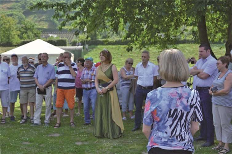 Bei der Eröffnung des Skippertreffens war auch die Weinkönigin Katrin anwesend. privat