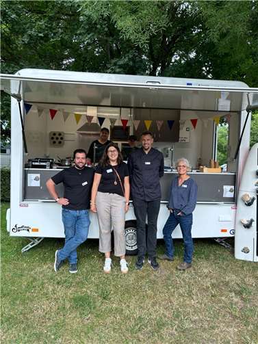 Bei der Eröffnung des Streetballfeldes informierte Jenny Jung (2.v.l.) vom Neuwieder Hospizverein über die Kinder-, Jugend- und Familientrauerbegleitung.  Foto: L. Kessler/GFBI GmbH