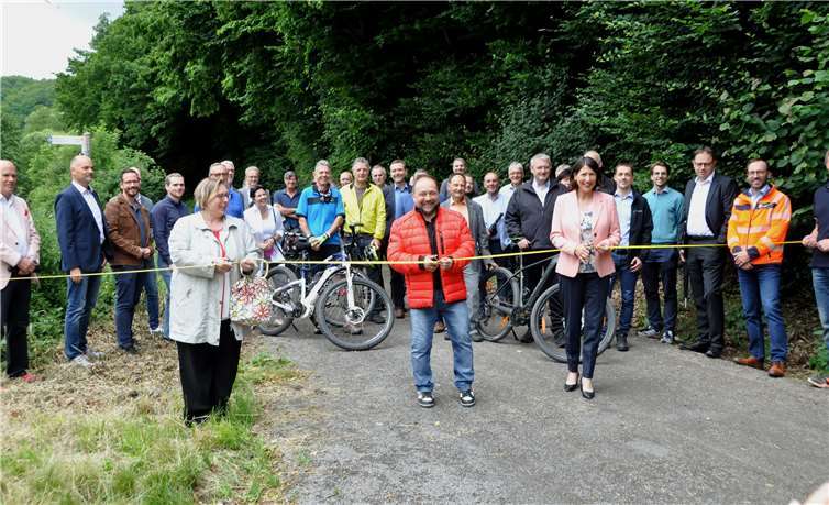 Bei der Eröffnung des neuen Elztal-Radweges: (v.l.) Kreisbeigeordnete Judith Lehnigk-Emden, VG Chef Alfred Schomisch und Ministerin Daniela Schmitt. Fotos: Bernd Schmitz