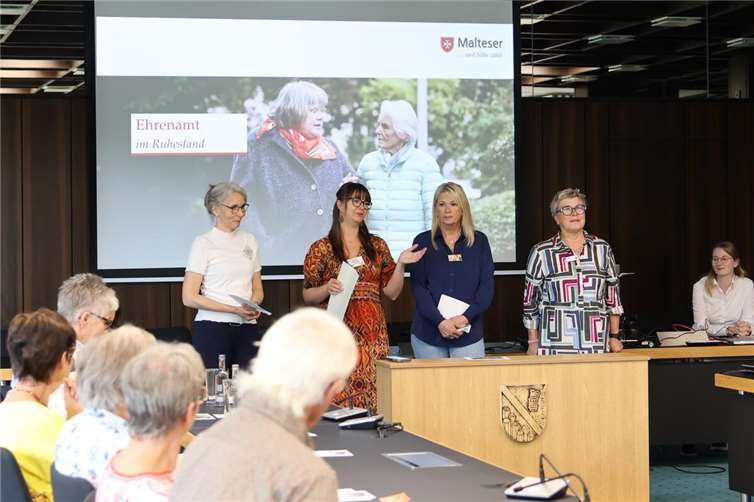 Bei der Eröffnung erläuterten die Veranstalter, warum dies für sie ein Herzensthema ist: (v.l.n.r.) Bianca Westphal, Seniorenleitstelle, und Angela Hartmann, Koordinierungsstelle für Gemeindepsychiatrie, beide Kreisverwaltung des Westerwaldkreises, Claudia Franke, Kreis-Volkshochschule Westerwald, und Judith Gläser, Generationenbüro der Verbandsgemeinde Montabaur. Fotos: Kreisverwaltung / Nicole Chemnitz