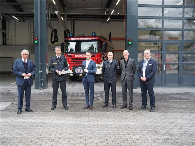 Bei der Eröffnung: v.li. Innenminister Roger Lewentz, Leitender Branddirektor Meik Maxeiner, OB David Langner, Brandamtmann Benjamin Marx, Architekt Achim Wilbert und der Amtsleiter Zentrales Gebäudemanagement Hubert Kroh.Fotos: HH