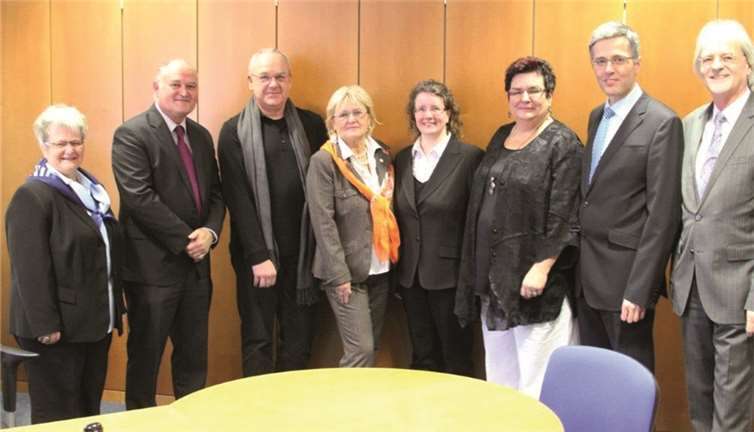 Bei der Eröffnung (v.l.n.r.): Petra Immisch, Willi Jäger, Heiner Schuhmacher, Marika Kohlhaas, Metje Steinau , Marlies Hoffmann, Karl-Josef Esch, Otmar Nürnberg. privat