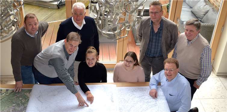 Bei der Erörterung der historischen Weinbergslagen: Ortsbeiratskandidat Jörg Schneider, Ortsvorsteherkandidat Markus Jolas, MDL Guido Ernst, Jungwinzerin Hanna Cordier, Ortsbeiratskandidatin Mareike Nachtsheim, Ortsbeiratskandidat Thomas Andres, Vorsitzender CDU-Stadtverband Sinzig Franz Hermann Deres, CDU Fraktionsvorsitzender Kreistag Ahrweiler Karl-Heinz Sundheimer (v. li.). Foto: privat