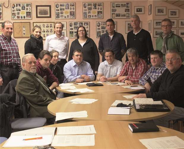 Bei der Erstellung des Wahlprogramms: (stehend v.l.n.r.) Jürgen Schneider, Anna-Lena Schori, Gerd Loth, Susanne Odenthal, Florian Bröker, Rolf Hans, Bernd Nonn, (sitzend v.l.n.r.) Dieter Lukas, Björn Pfeif, Linda Pfeif, Hartmut Keuler, Christian Trapp, Markus Marino, Andreas Schröder und Gerd Krudewig. privat