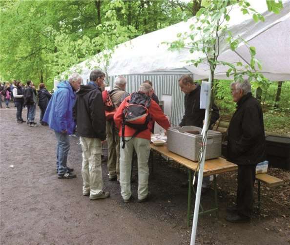 Bei der Essenausgabe: 1 x Erbensuppe bitte