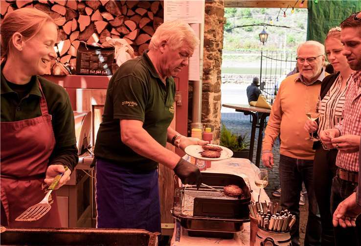 Bei der Essensausgabe hatten die Akteure alleHände voll zu tun, den Hunger der Gäste zu stillen.