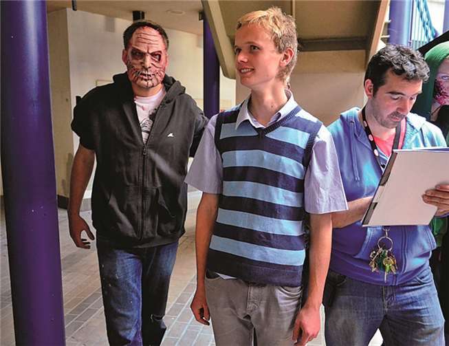 Bei der Evalutionsführung notierte Regisseur und Autor Olvier Grabus rechts was noch verbessert werden kann. -HEP-