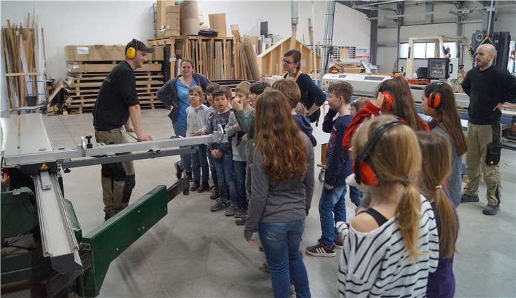 Bei der Exkursion in die Schreinerei Mueller GmbH konnten Kinder der Kindertagesstätte Château-Renault Mülheim-Kärlich viel über die Werkzeuge und Maschinen erfahren.Foto: privat