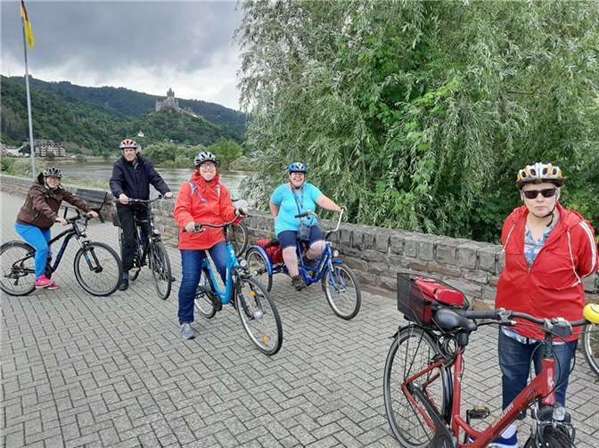 Bei der Fahrradtour nach Beilstein stand auch eine Fahrt mit der Fähre an. Fotos: privat