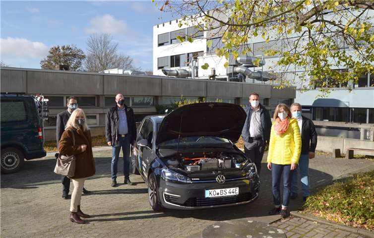 Bei der Fahrzeugübergabe: Dr. Margit-Theis-Scholz (v.li.n.re.), Bernd Kircher, Markus Esser, Jürgen Karbach, Isabelle Nieder-Raspiller und Jörg Kreuser. Foto: privat
