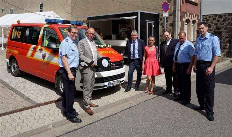 Bei der Fahrzeugübergabe (von links): Wehrführer Rainer Adams, Oberbürgermeister Achim Hütten, Bürgermeister Claus Peitz, Ortsvorsteherin Petra Koch, Pfarrer Unkelbach, Wehrleiter Wolfgang Walther, stellvertretender Wehrleiter Marcus Patron. Foto: privat