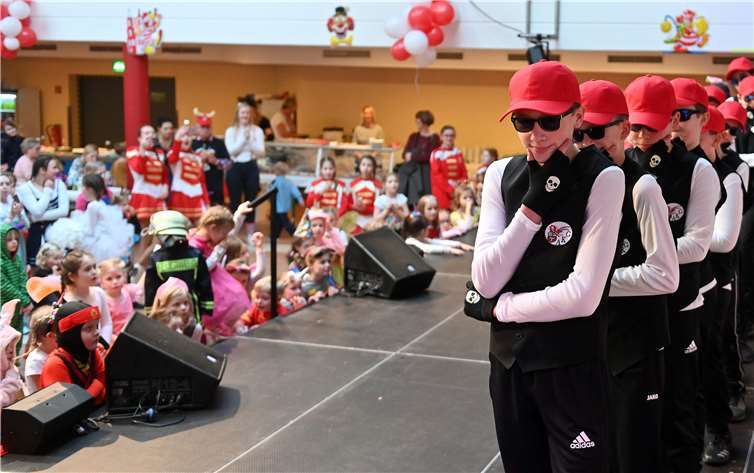 Bei der Familiensitzung der AKG verwandelte sich der Elferrat in rasante Streetdancer.Foto: DU