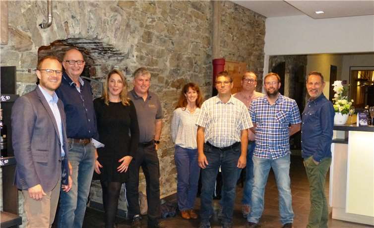 Bei der Feierstunde: Thomas Monreal (v.li.n.re.), Georg Kriechel, Nicole Schell, Michael Kautz, Heike Holzapfel, Willi Dünker, Gregor Kriechel, Stefan Grisotto und Günter Schüller. Foto: privat