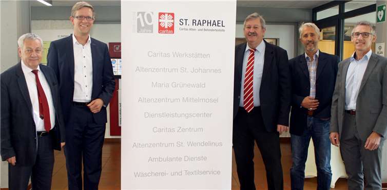 Bei der Feierstunde in den Caritas Werkstätten in Cochem (von links): Manfred Schnur, Landrat des Kreises Cochem-Zell, Thomas Buckler, Geschäftsführer der St. Raphael CAB, Walter Schmitz, Bürgermeister der Stadt Cochem, Thomas Zenner, Einrichtungsleiter der Caritas Werkstätten im Kreis Cochem-Zell, Franz Josef Bell, Prokurist der St. Raphael CAB Foto: St. Raphael CAB, Mayen