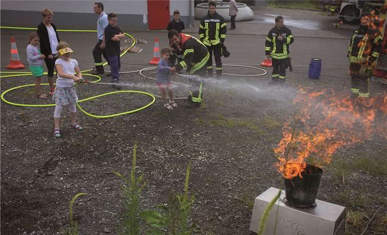 Bei der Feuerwehr Oberraden konnte der Nachwuchs auf richtiges Feuer spritzen. WT
