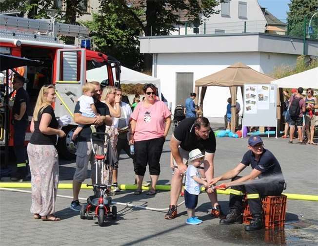 „Urbar spielt!“ Bei der Feuerwehr konnten die Kinder Dosen mit dem Wasserschlauch umspritzen. privat